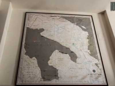 ...e una cartina marittima